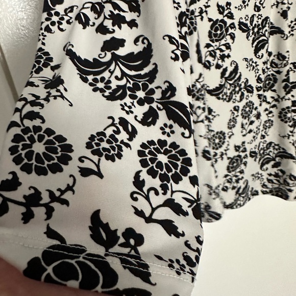 Charter Club size S glory flowery top 🖤 - Picture 8 of 10